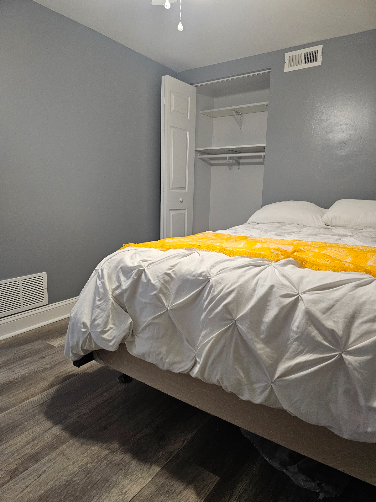 Beautiful Walkout Basement Apartment 3bd  and bath with eat in kitchen totally remoldeled - Photo 7