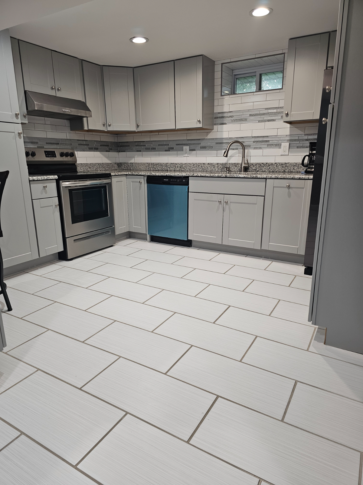 Beautiful Walkout Basement Apartment 3bd  and bath with eat in kitchen totally remoldeled - Photo 9