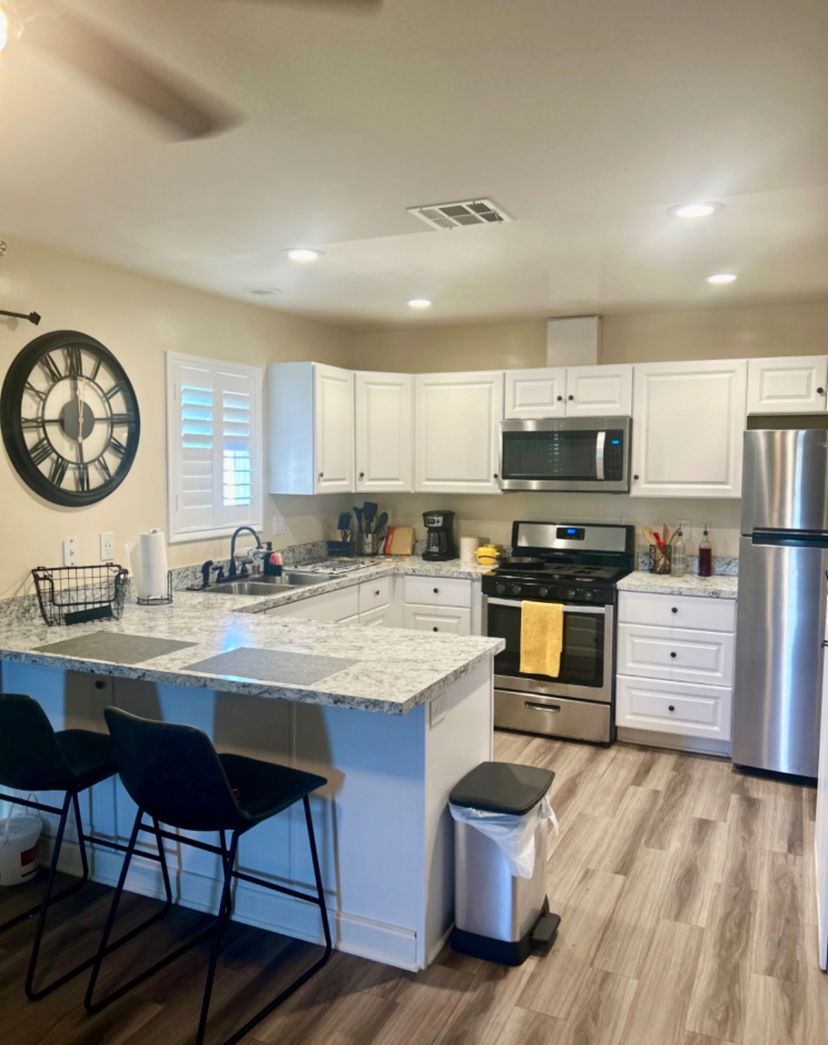 Private 2BR Home Utilities included parking pet friendly - Photo 3