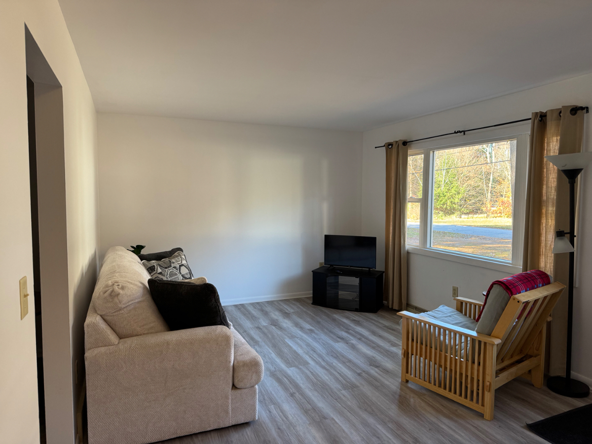 Convenient 2 bed /1 bath located between local hospitals - Photo 2