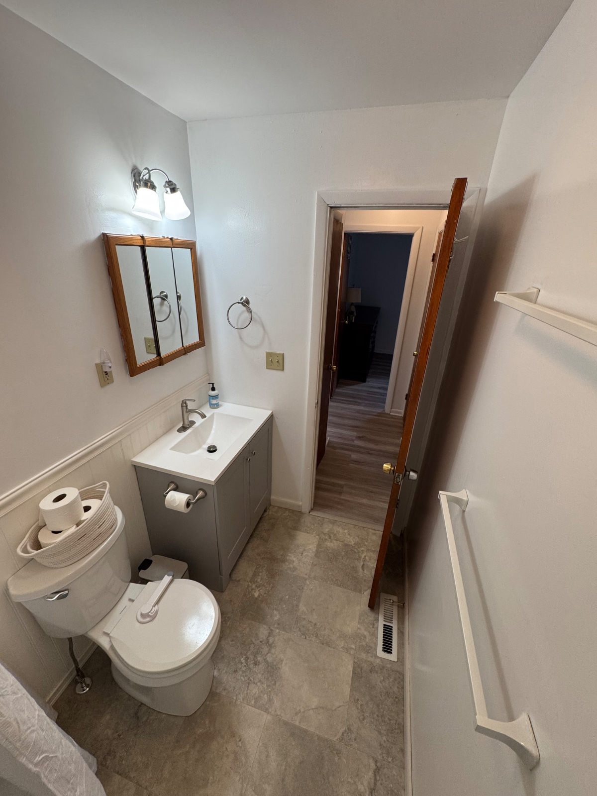 Convenient 2 bed /1 bath located between local hospitals - Photo 8