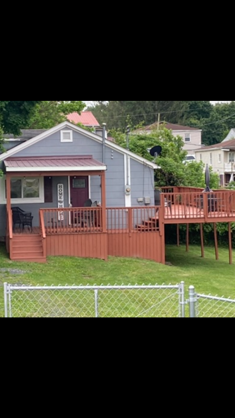 Warm, Welcoming Family Home Awaits Spacious 3-Bed Home in the Heart of Fayetteville. This property - Photo 1
