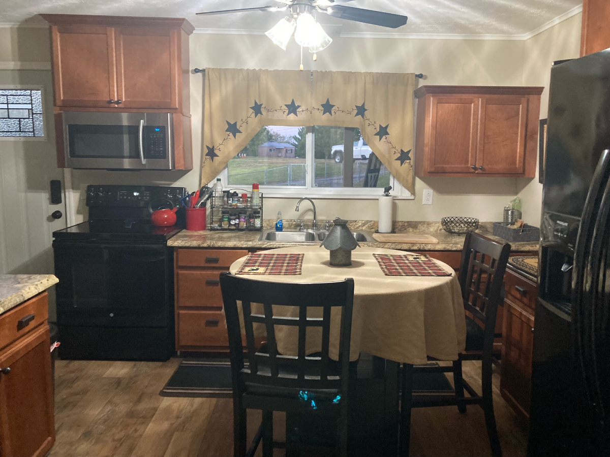 Warm, Welcoming Family Home Awaits Spacious 3-Bed Home in the Heart of Fayetteville. This property - Photo 5