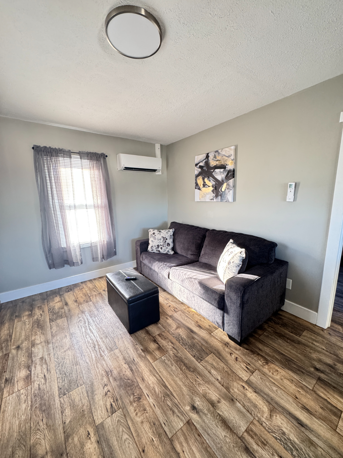 New One Bedroom Apartment In Town - Photo 3