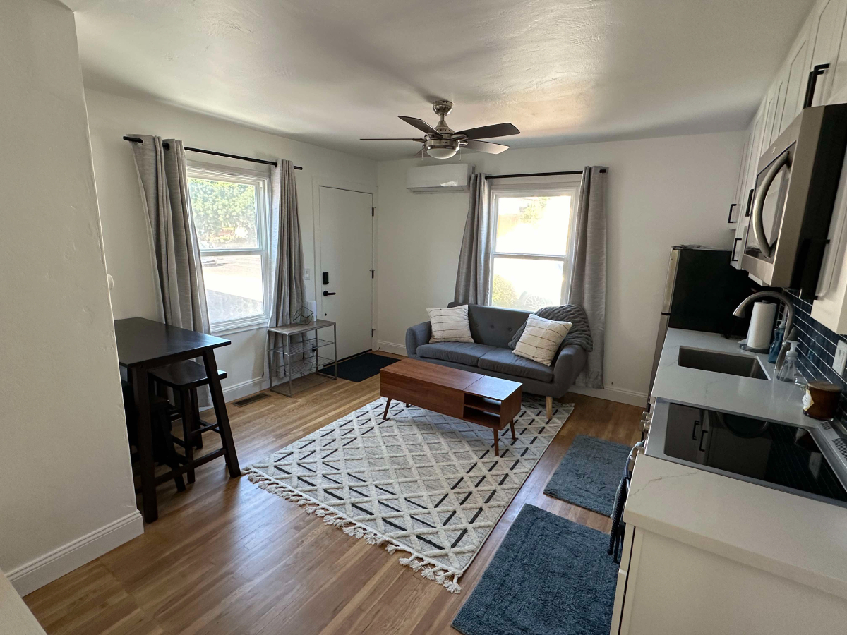 Fully Furnished 1 Bedroom Perfect for Traveling Nurse - Photo 2