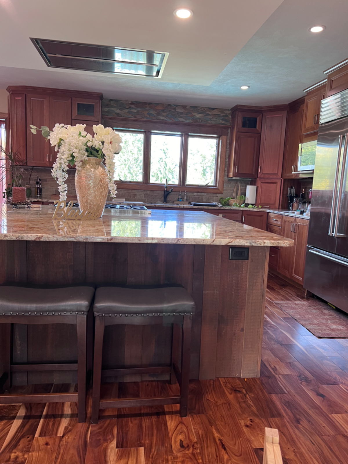 Luxury Lakeshore Home with amenities - Photo 4