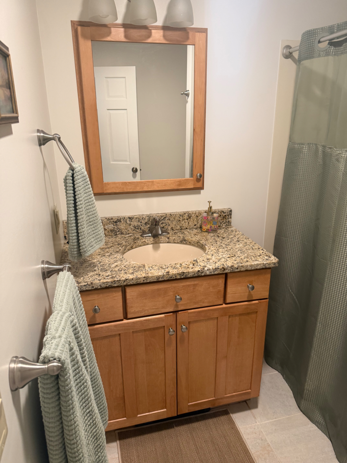 Private Room/bathroom in well maintained home - Photo 7