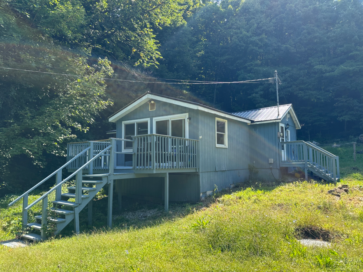 Quiet cottage with seasonal lake views near hospitals - Photo 11
