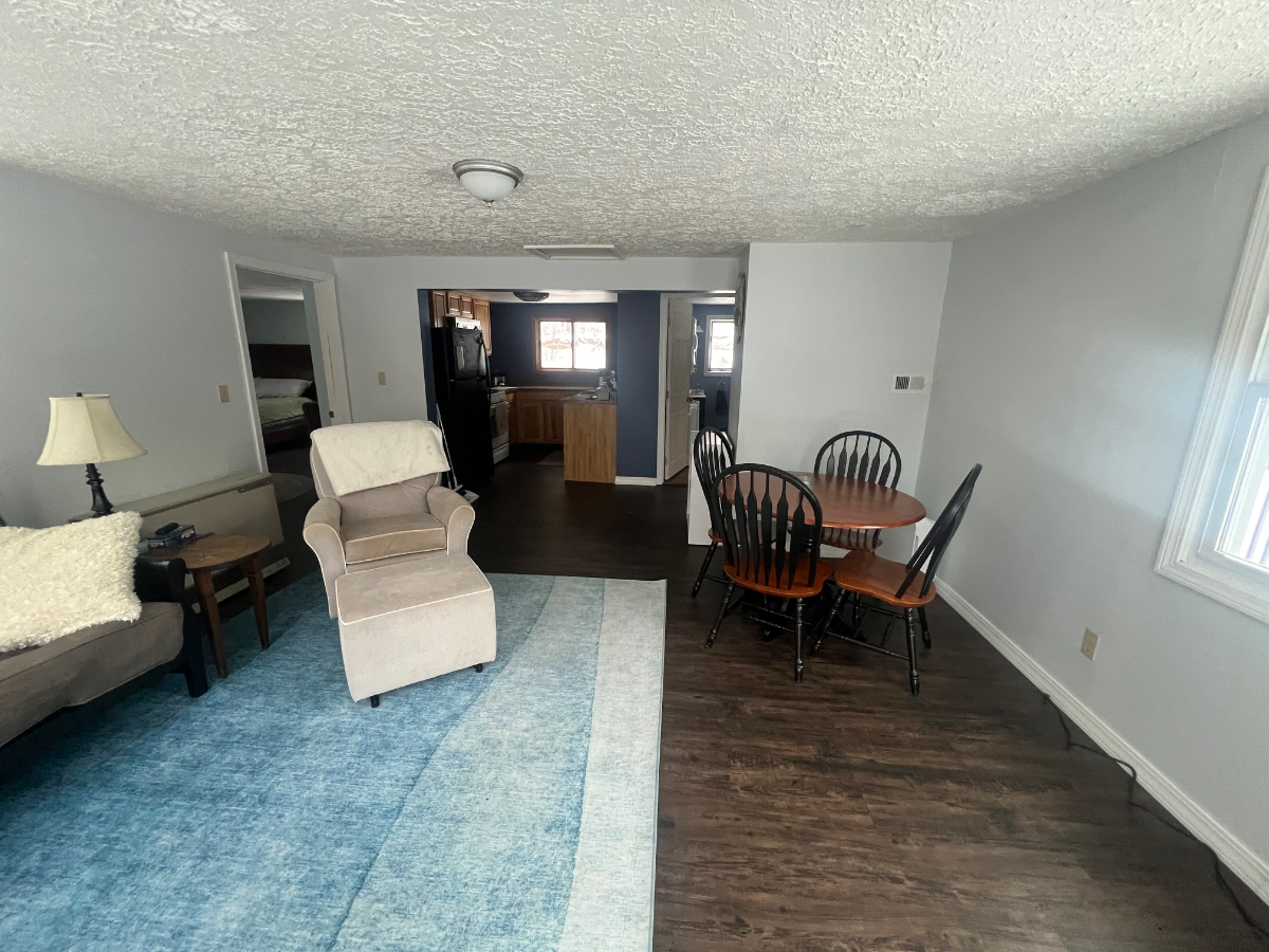 Quiet cottage with seasonal lake views near hospitals - Photo 8