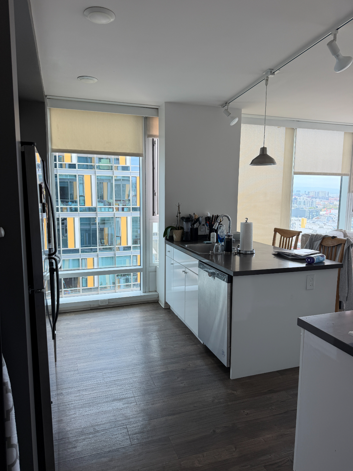 Turnkey High-Rise Bedroom | Private En-Suite Bath | 1 Block to Bart/Shuttles | All-Inclusive $3,050/mo - Photo 6