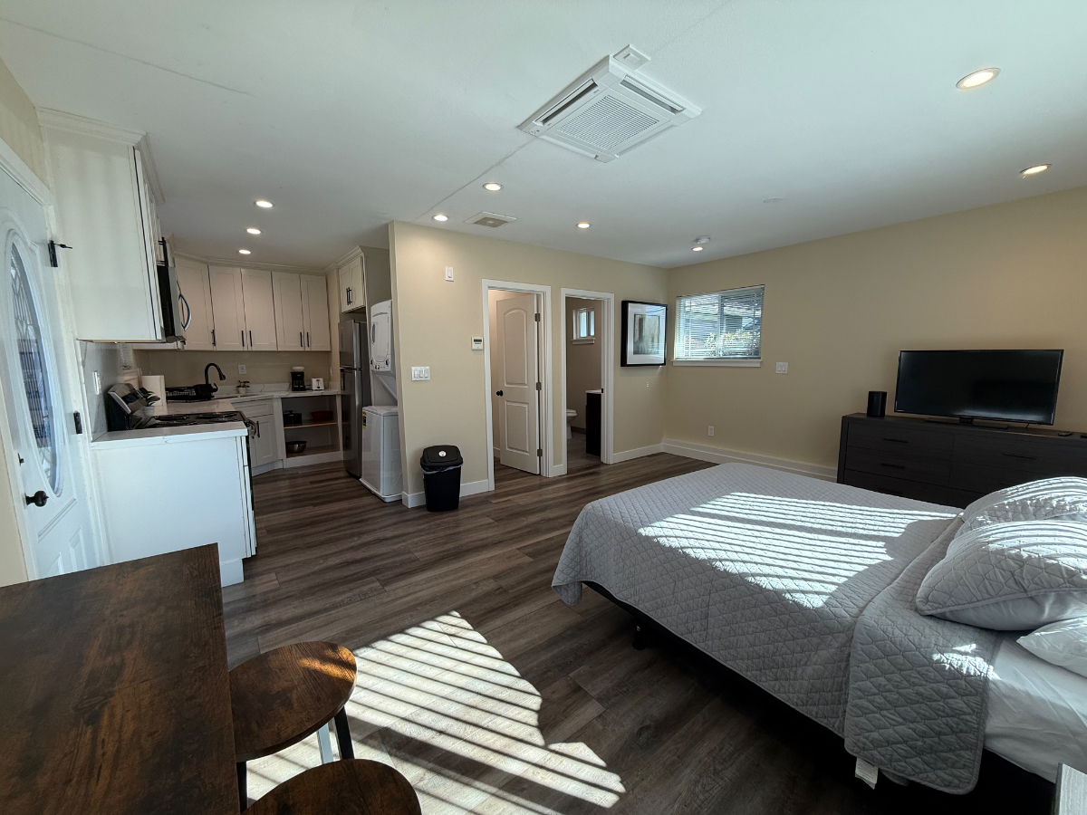 Cottage/ADU Studio with separate, gated entrance. Newly remoded with in-unit laundry - Photo 2