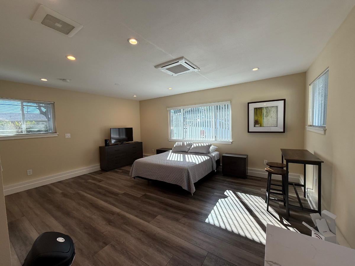 Cottage/ADU Studio with separate, gated entrance. Newly remoded with in-unit laundry - Photo 3