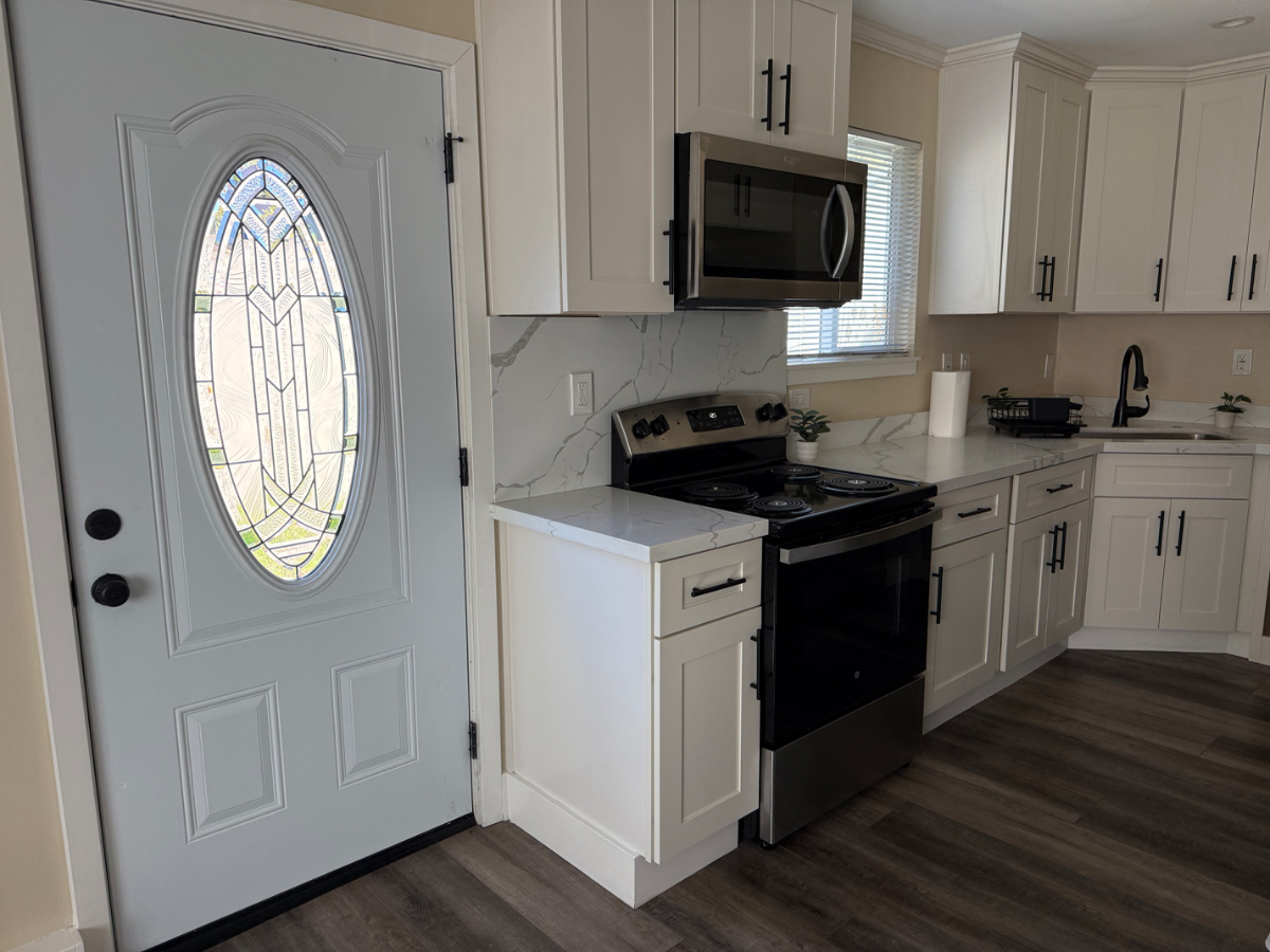 Cottage/ADU Studio with separate, gated entrance. Newly remoded with in-unit laundry - Photo 4