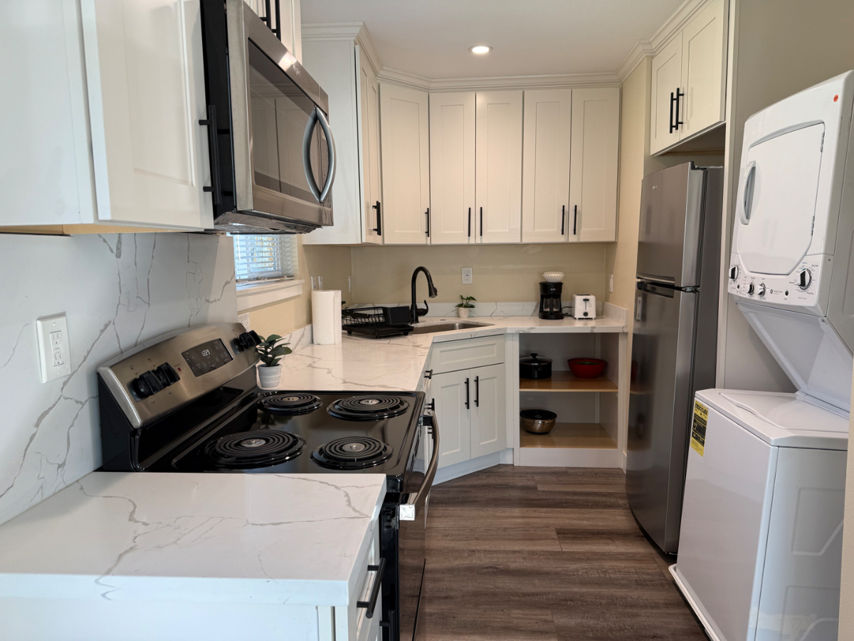 Cottage/ADU Studio with separate, gated entrance. Newly remoded with in-unit laundry - Photo 1