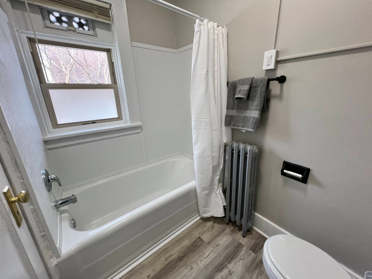 Fully Furnished Studio Apartment with On-site Laundry - Photo 7
