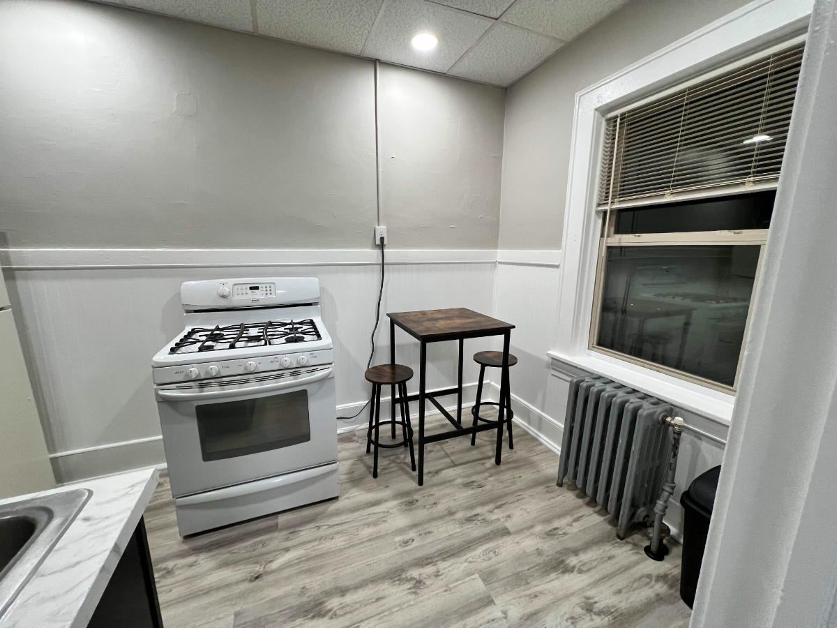 Fully Furnished Studio Apartment with On-site Laundry - Photo 5