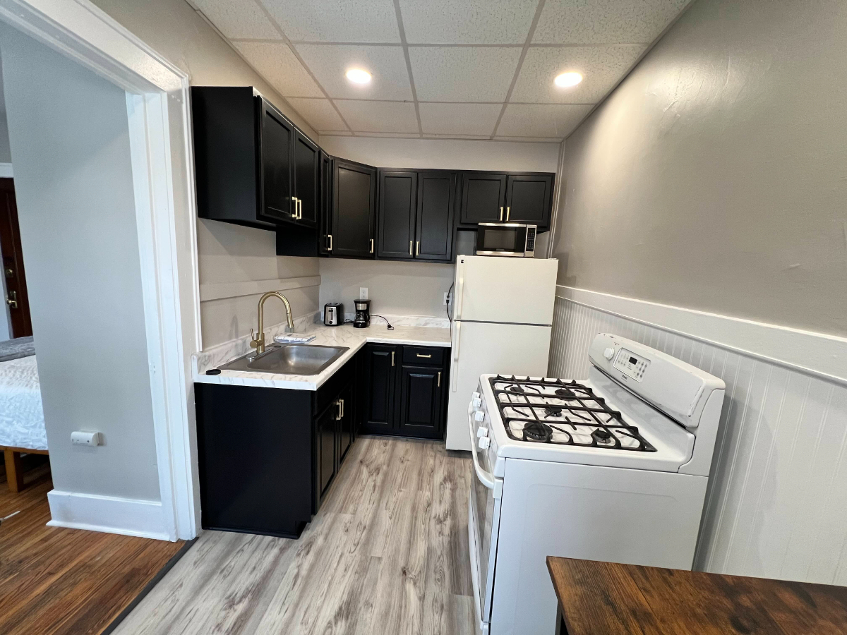 Fully Furnished Studio Apartment with On-site Laundry - Photo 4