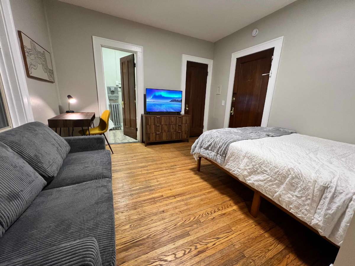 Fully Furnished Studio Apartment with On-site Laundry - Photo 3