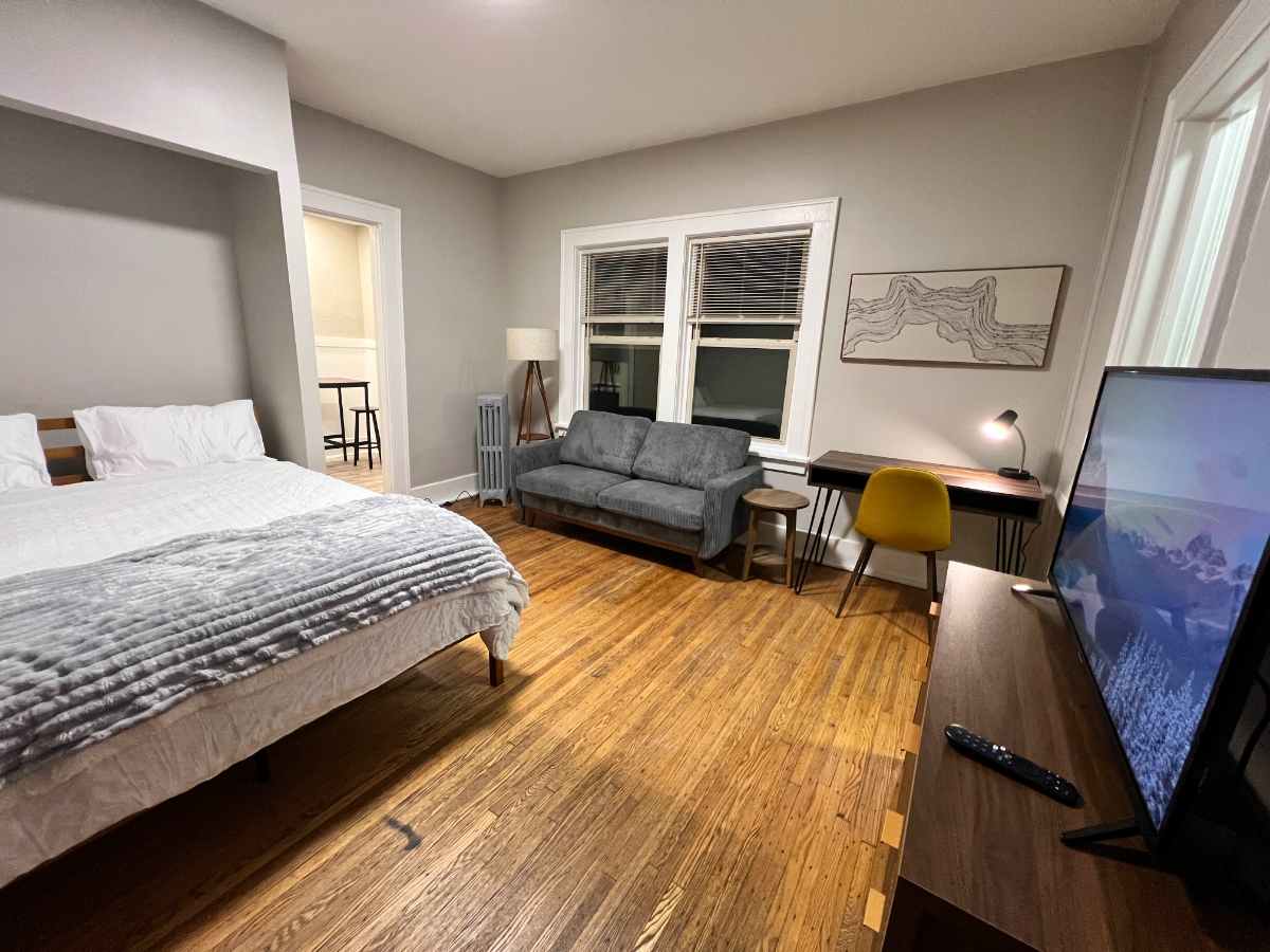 Fully Furnished Studio Apartment with On-site Laundry - Photo 1