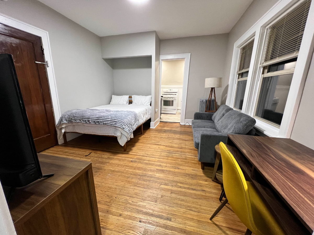 Fully Furnished Studio Apartment with On-site Laundry - Photo 2