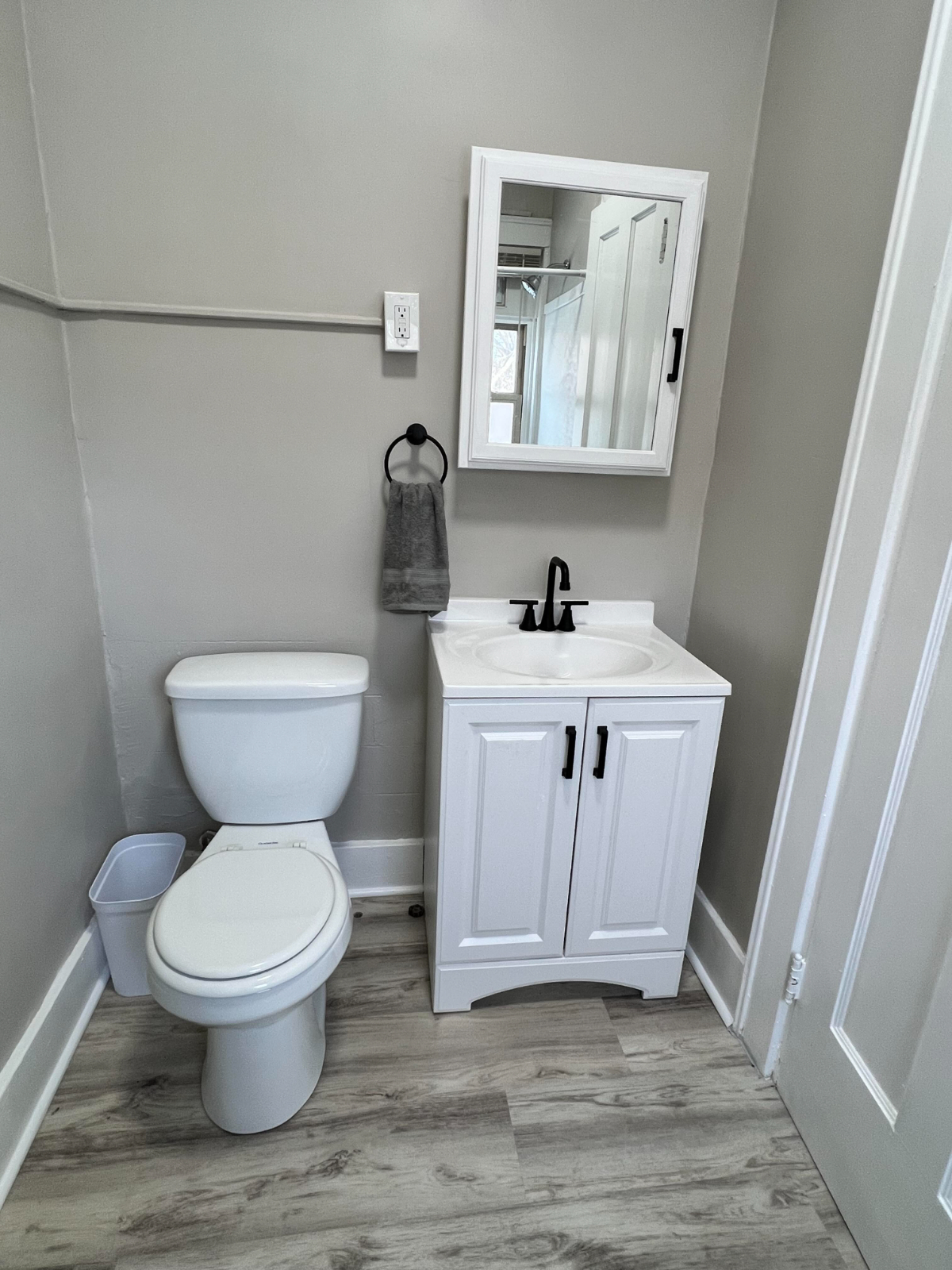 Fully Furnished Studio Apartment with On-site Laundry - Photo 6