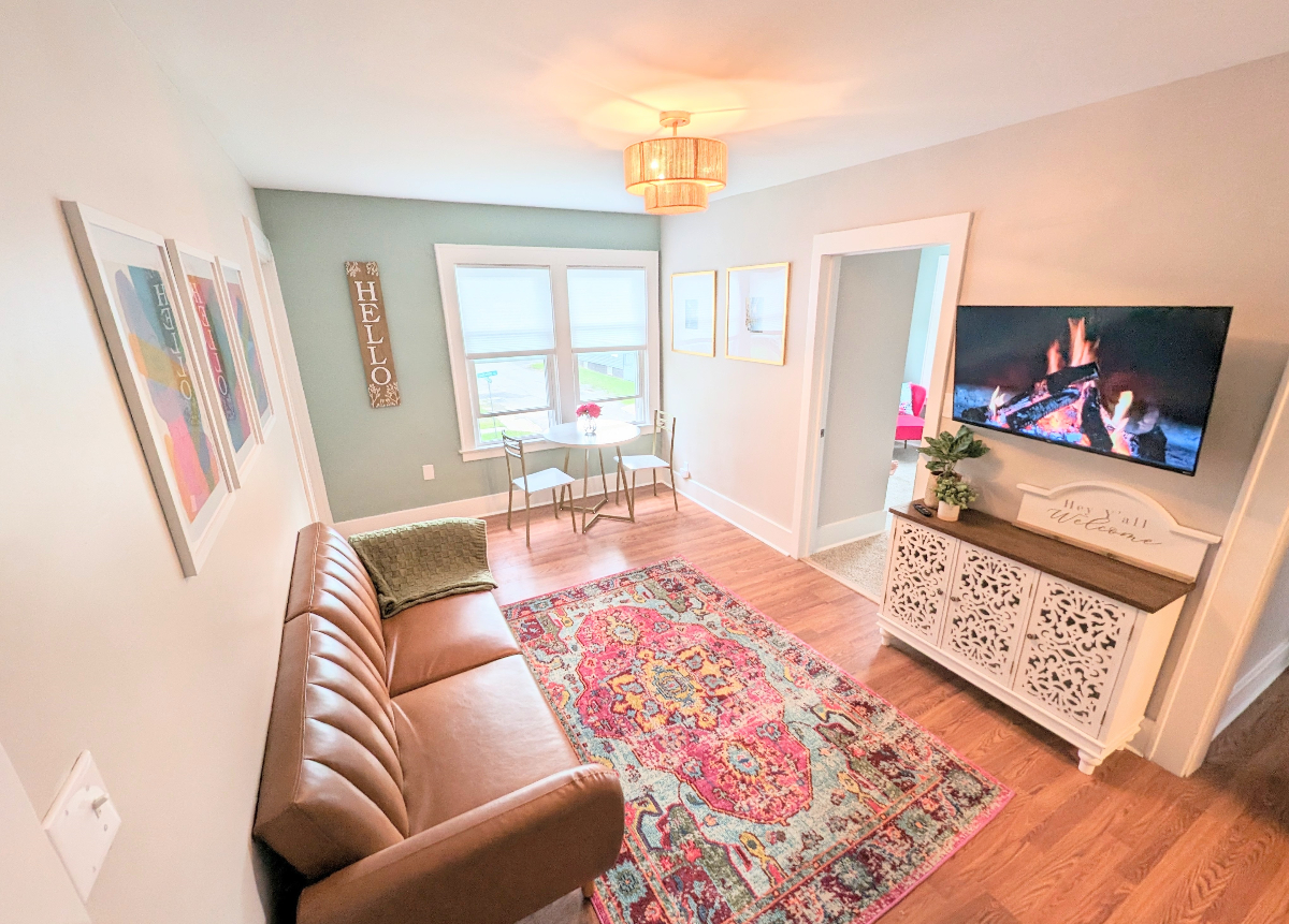 Two-Bedroom Apt, 2nd Floor, Close to SYR Downtown