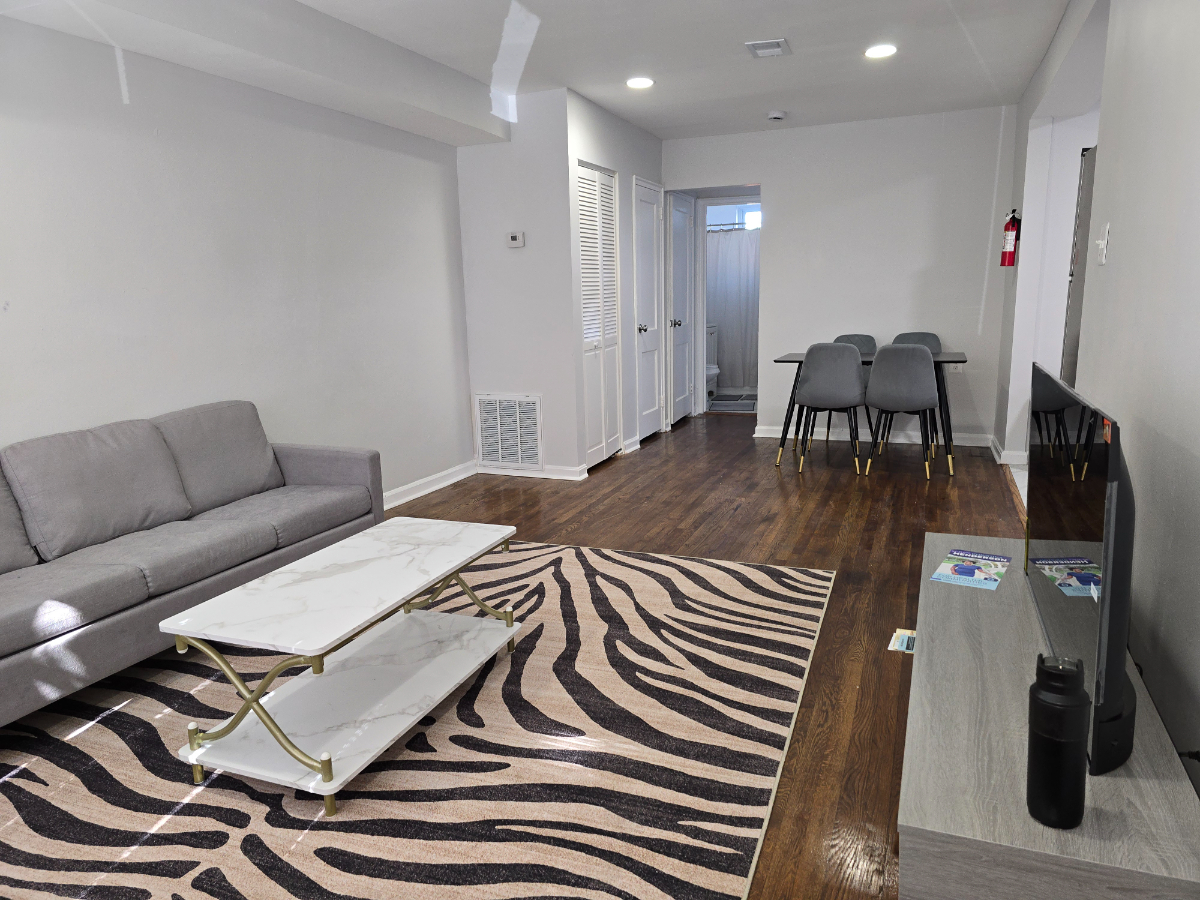 Stylish 1BR 2nd Floor Apt in Prime DC Location
