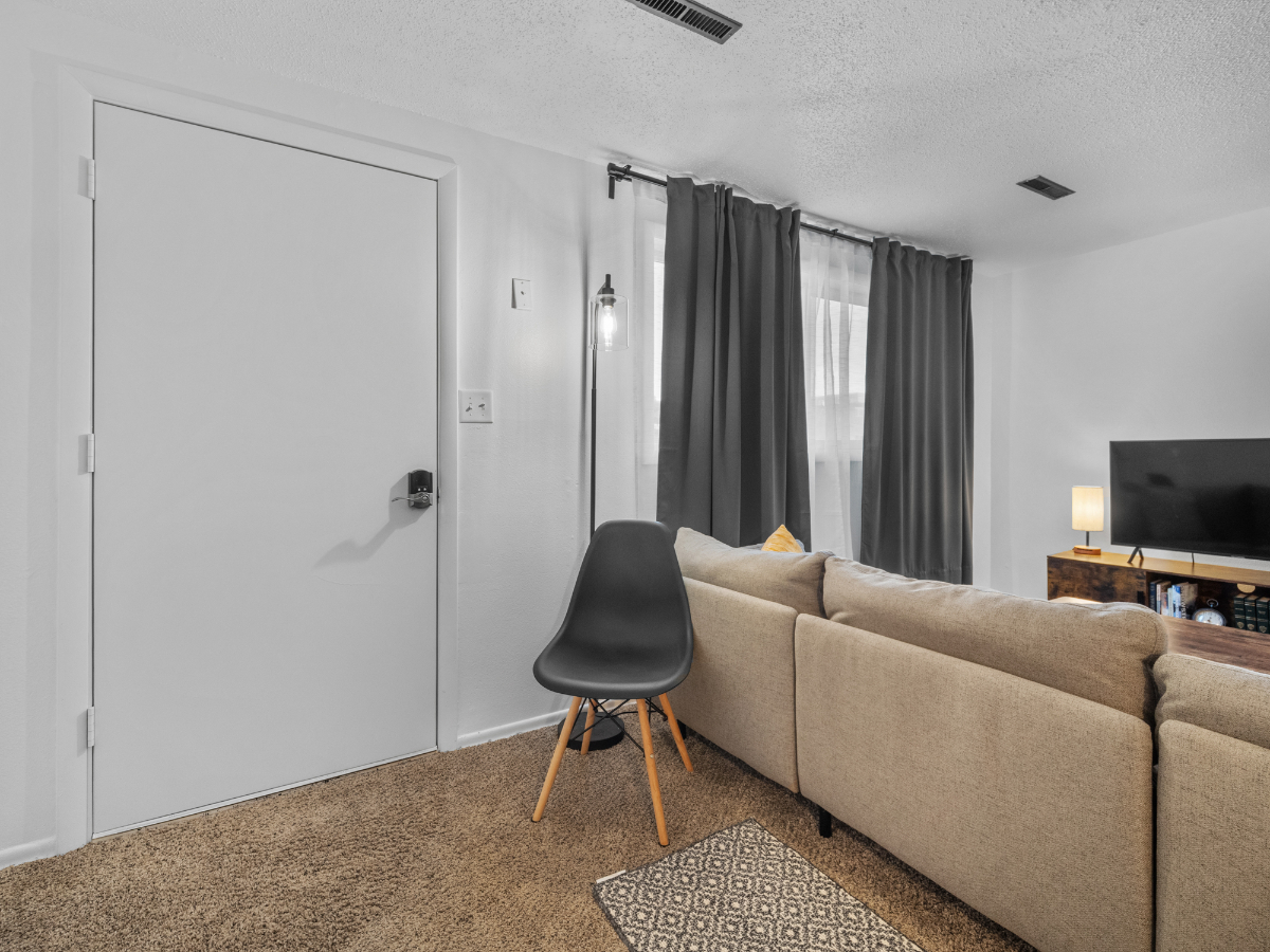 Adorable Midcentury Apartment - Pet friendly - Photo 5