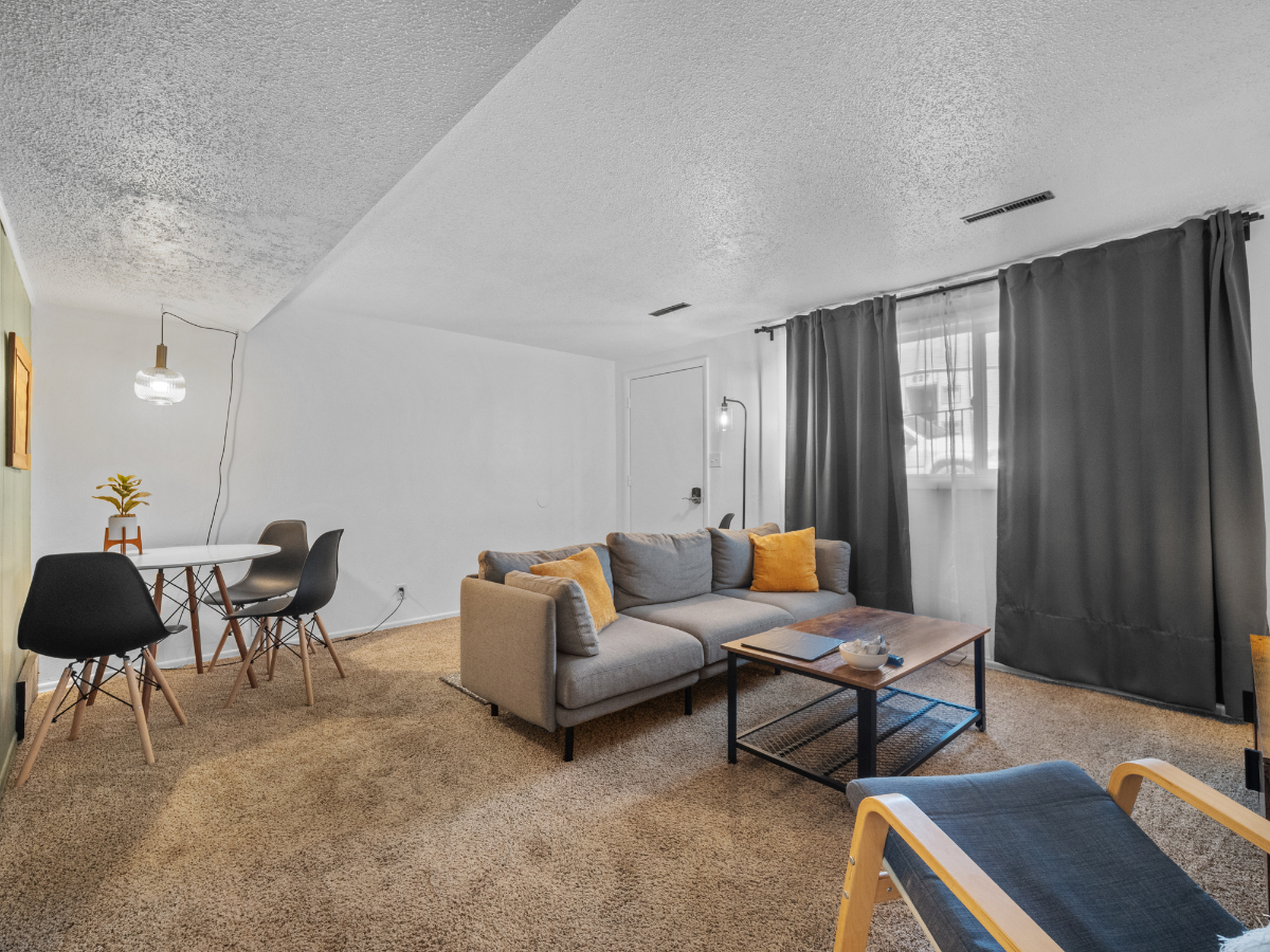 Adorable Midcentury Apartment - Pet friendly - Photo 6