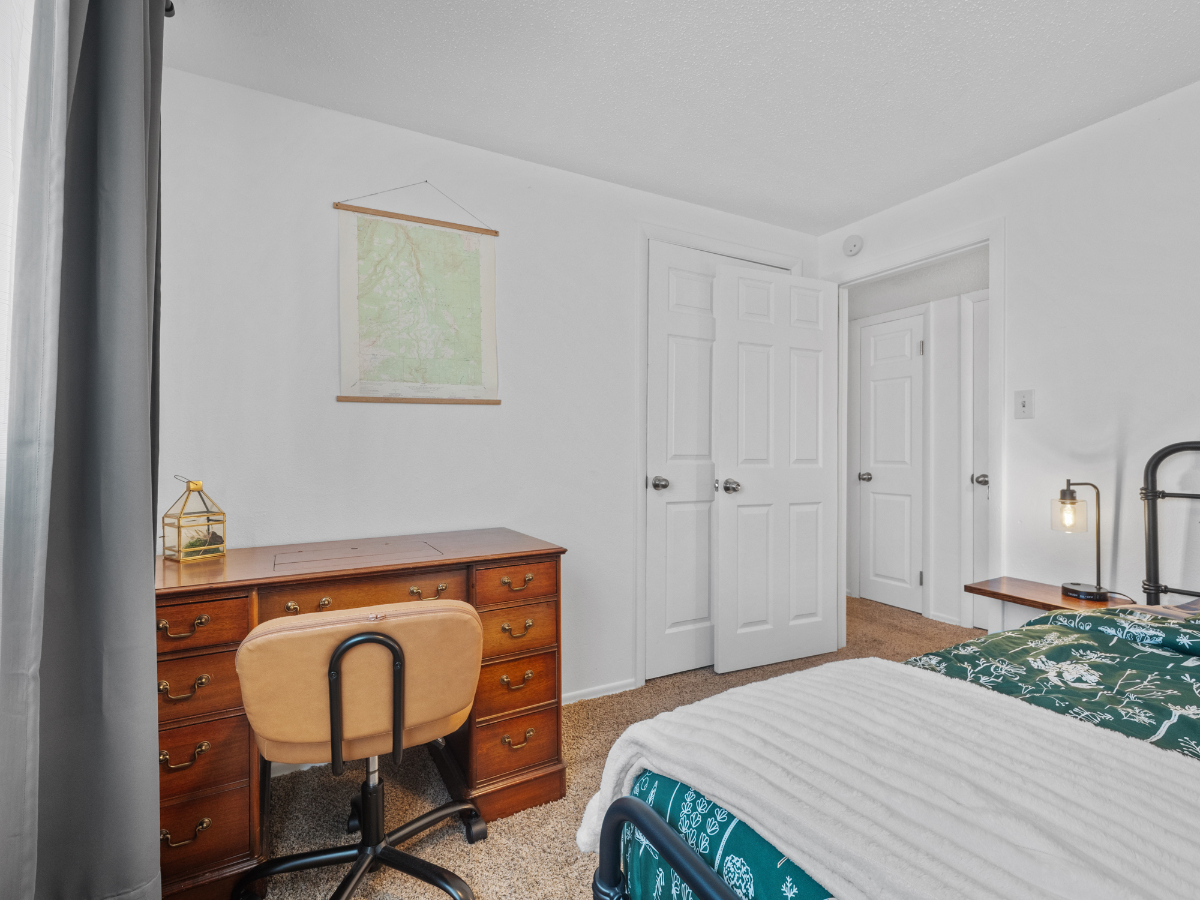 Adorable Midcentury Apartment - Pet friendly - Photo 8
