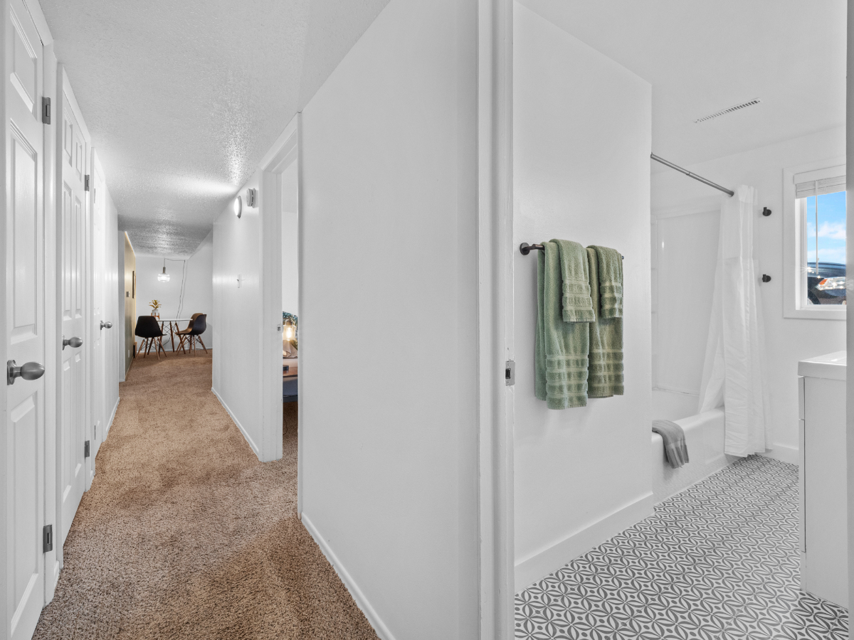 Adorable Midcentury Apartment - Pet friendly - Photo 12