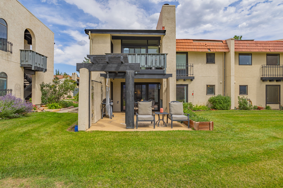 Centrally Located with Views - Private Room/Bath - Photo 12