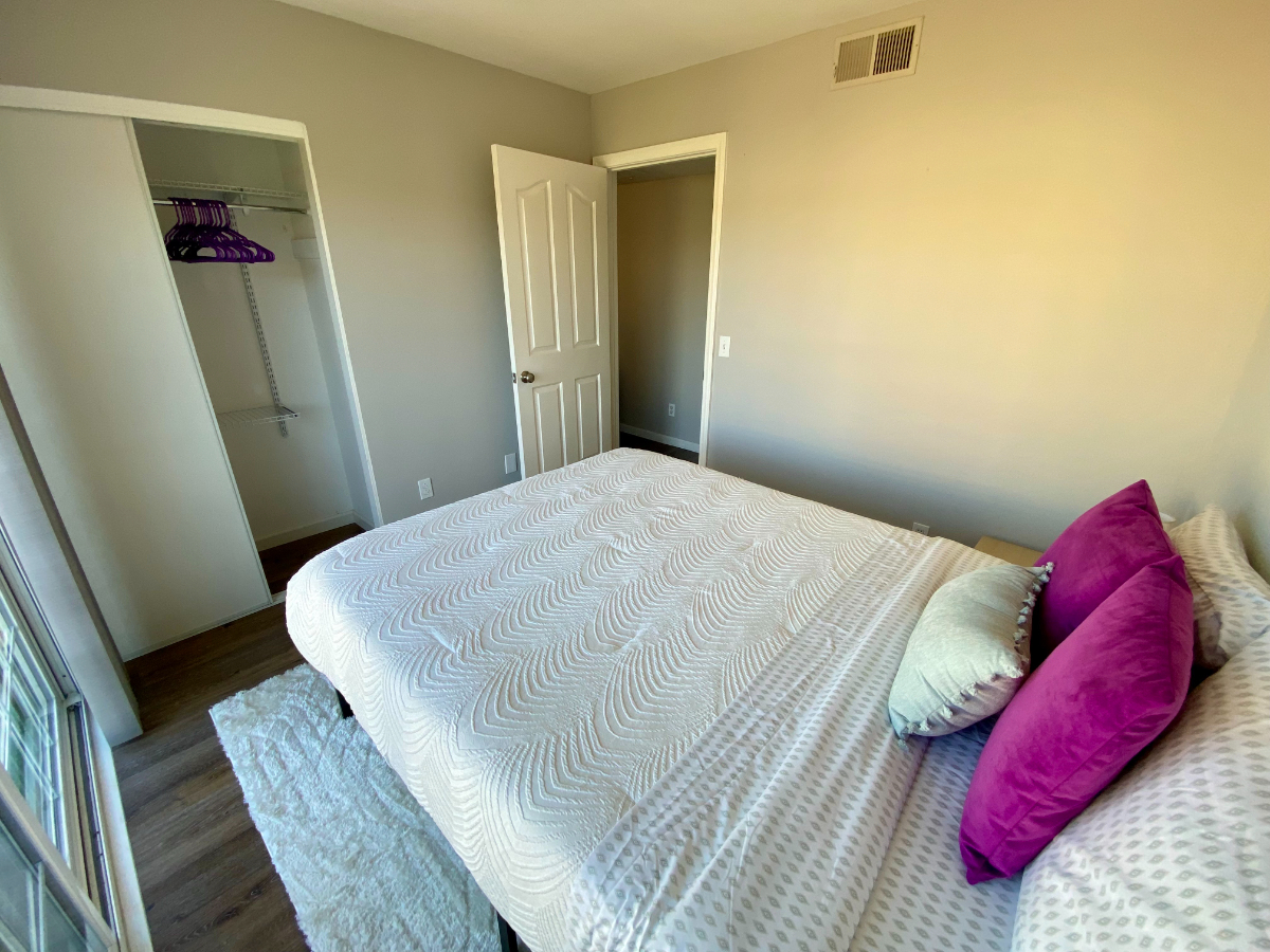 Serene Bedroom in a Condo with Modern Luxuries and Prime Location in Gated LA Community - Photo 2