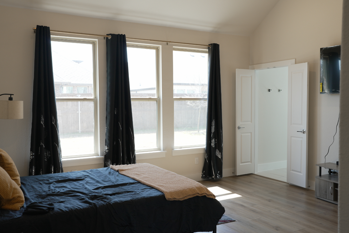 Luxurious Queen Size Bedroom with Private Bathroom