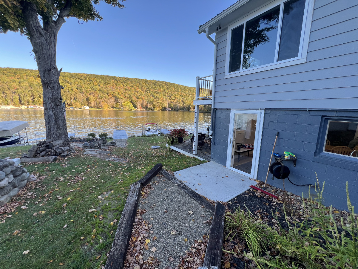 Cozy Lake Front Rental - Photo 2
