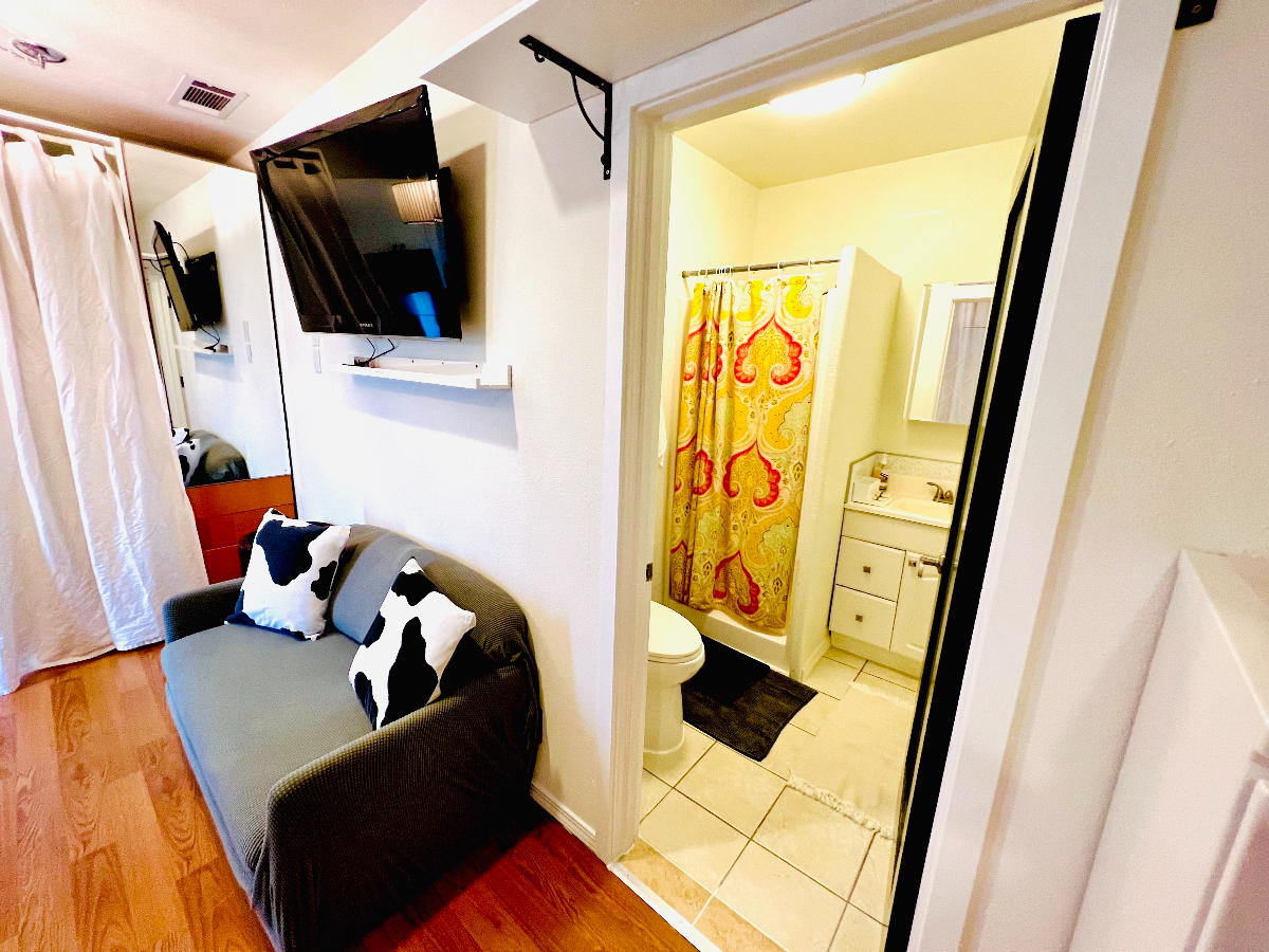 Micro Studio Room  Private Bath,Kitchen &Entrance 