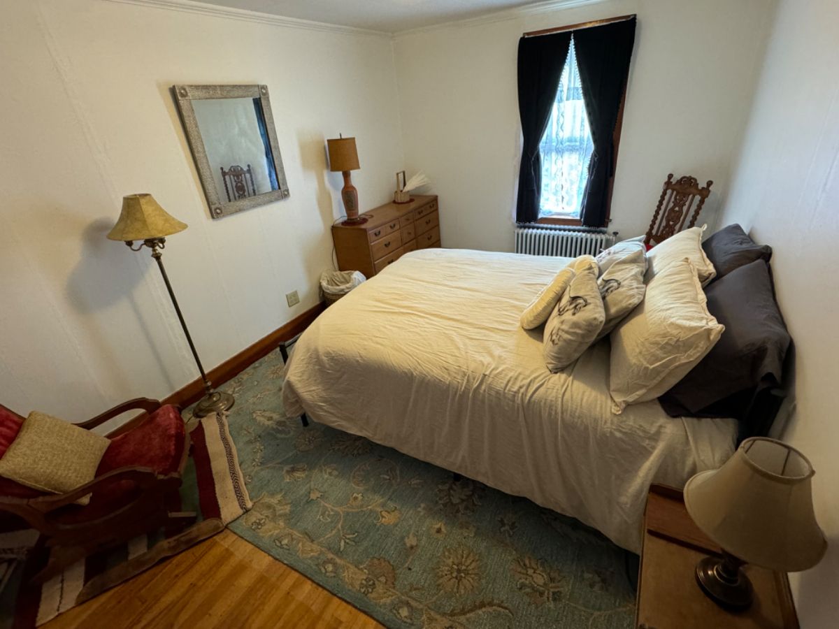 Large duplex near hospital, lake, downtown. - Photo 11