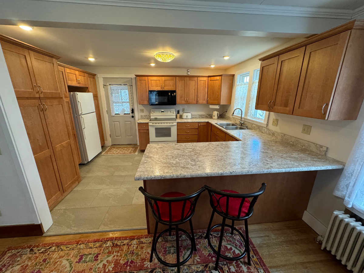 Large duplex near hospital, lake, downtown. - Photo 5