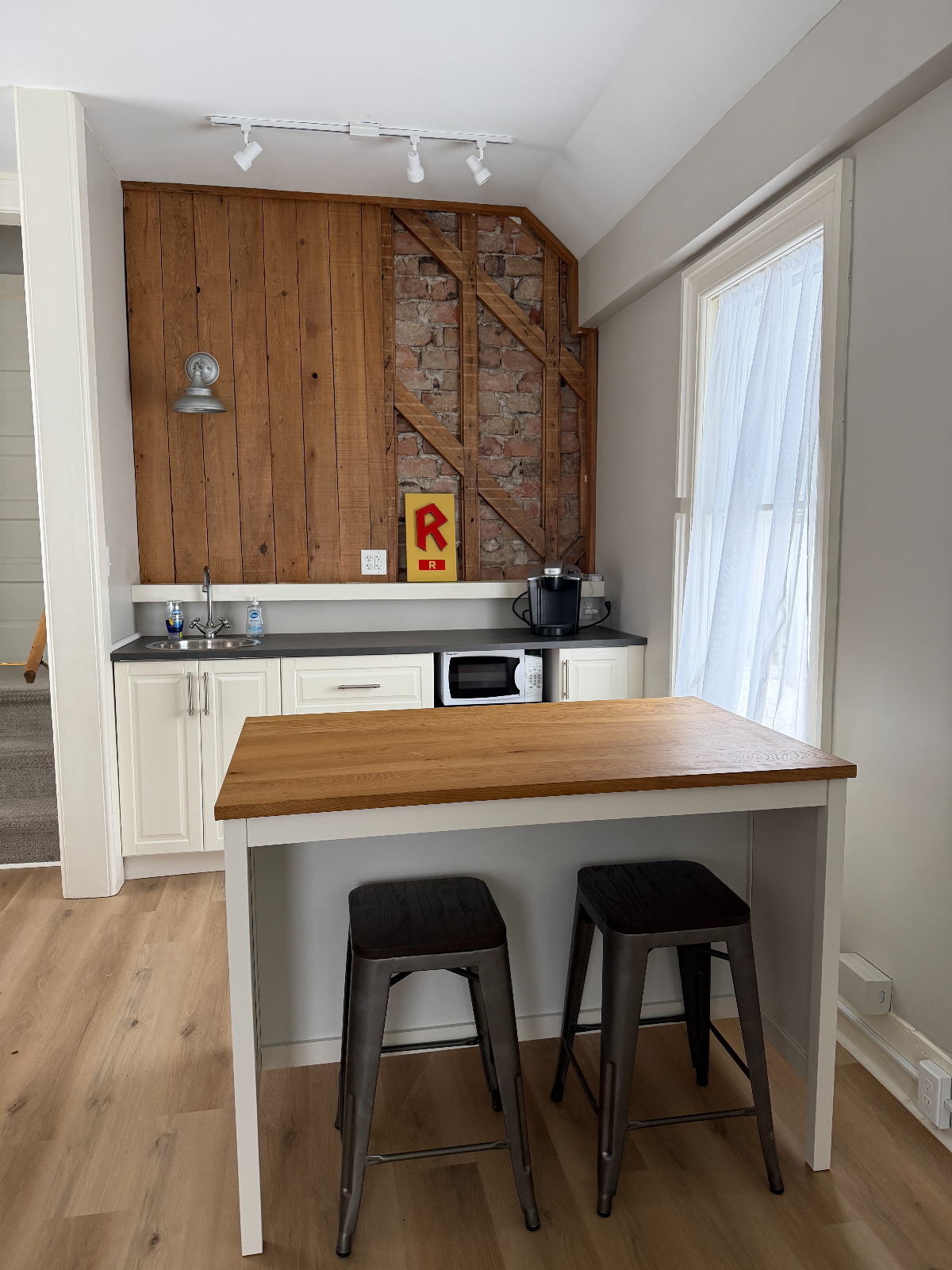 1 Bedroom Apartment with Kitchenette - Photo 2