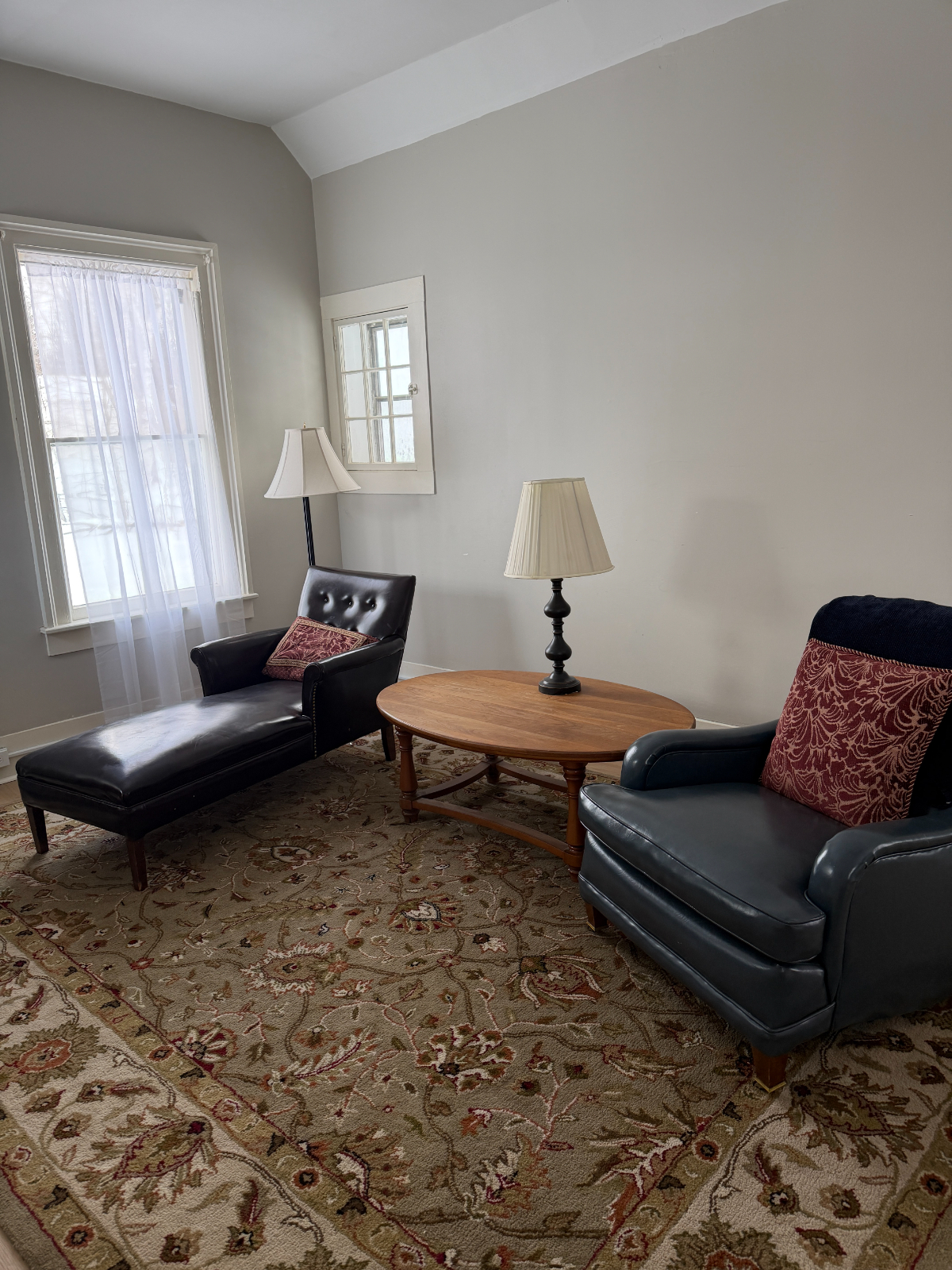 1 Bedroom Apartment with Kitchenette - Photo 3