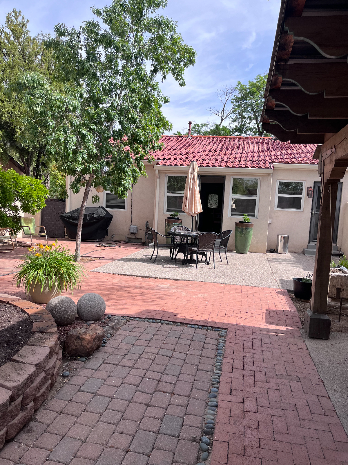 UNM Bungalow on a Tree-Lined Street