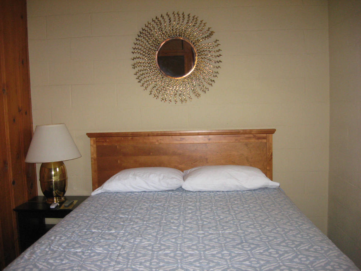 Peaceful Queen Size Bed Apt with Lake Views & Char