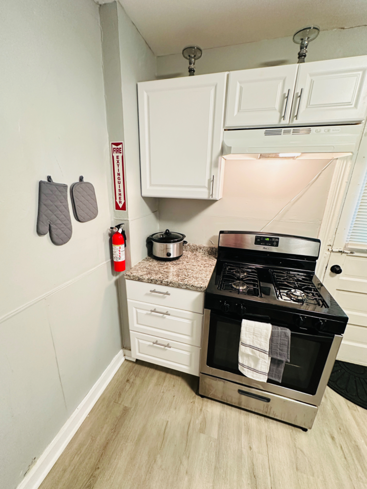 Modern Cozy Entire Home - 2 Bedrooms in Rochester, NY - 5mins from Strong Memorial Hospital - Photo 8
