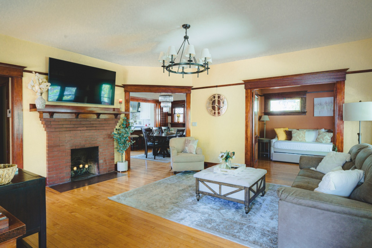 Luxurious Historical Home - King Bed, Office, Chef's Kitchen - Photo 3