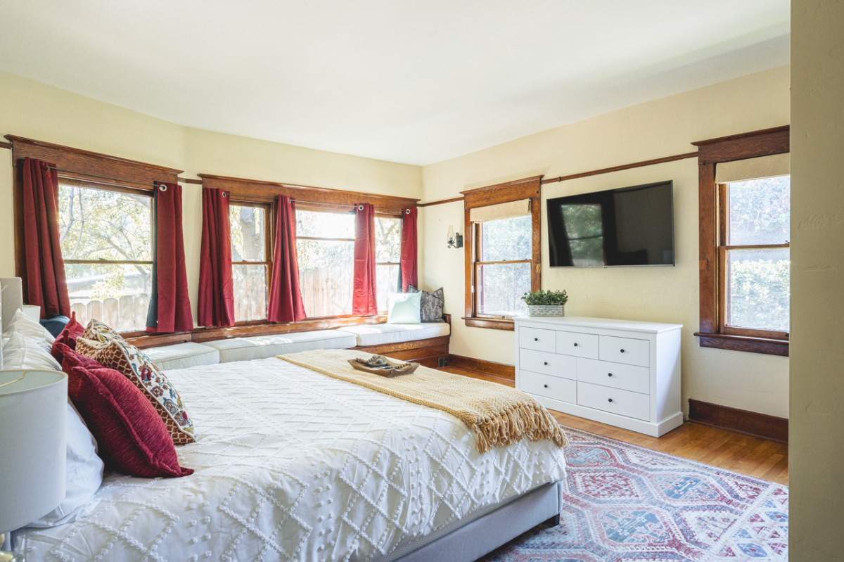 Luxurious Historical Home - King Bed, Office, Chef's Kitchen - Photo 5