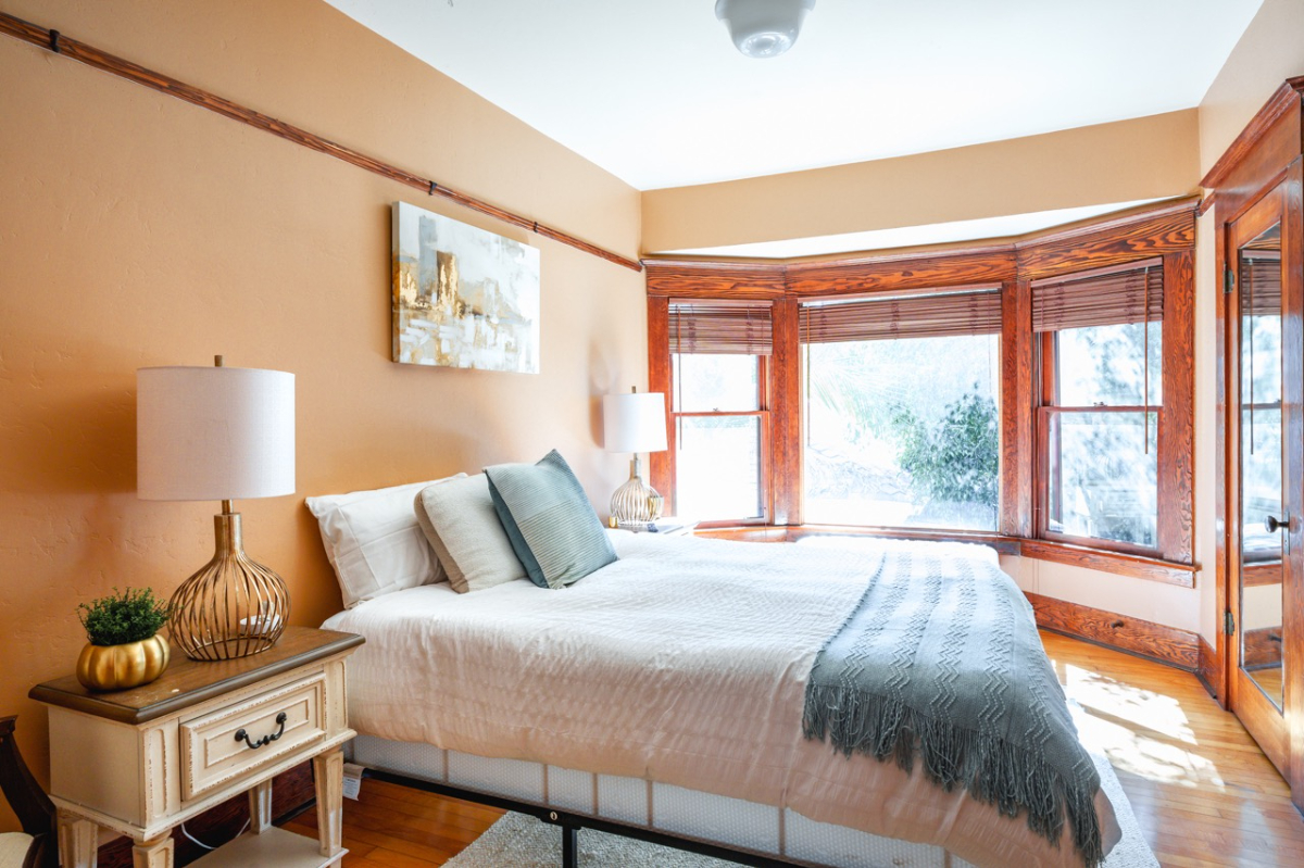 Luxurious Historical Home - King Bed, Office, Chef's Kitchen - Photo 2