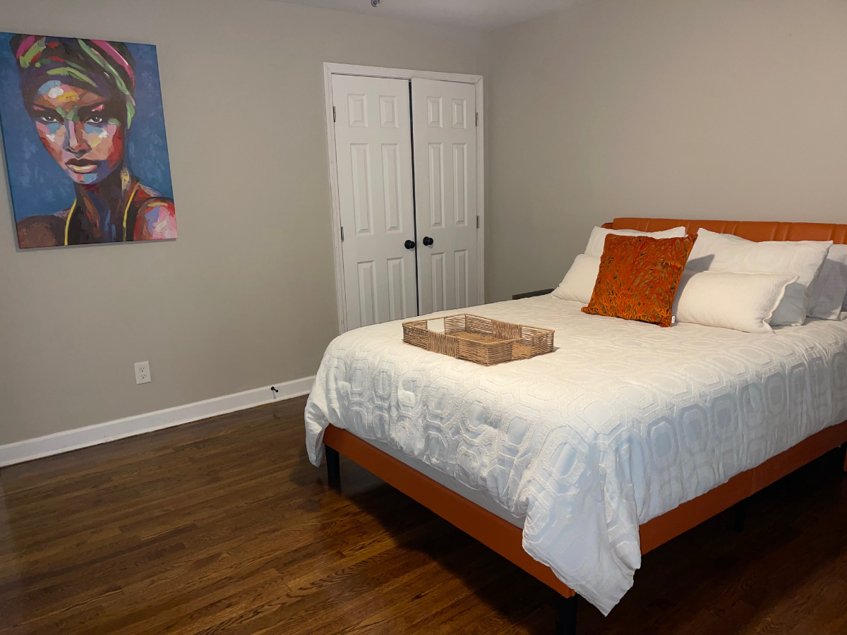 Luxurious King-Sized Bedroom with Private Bath