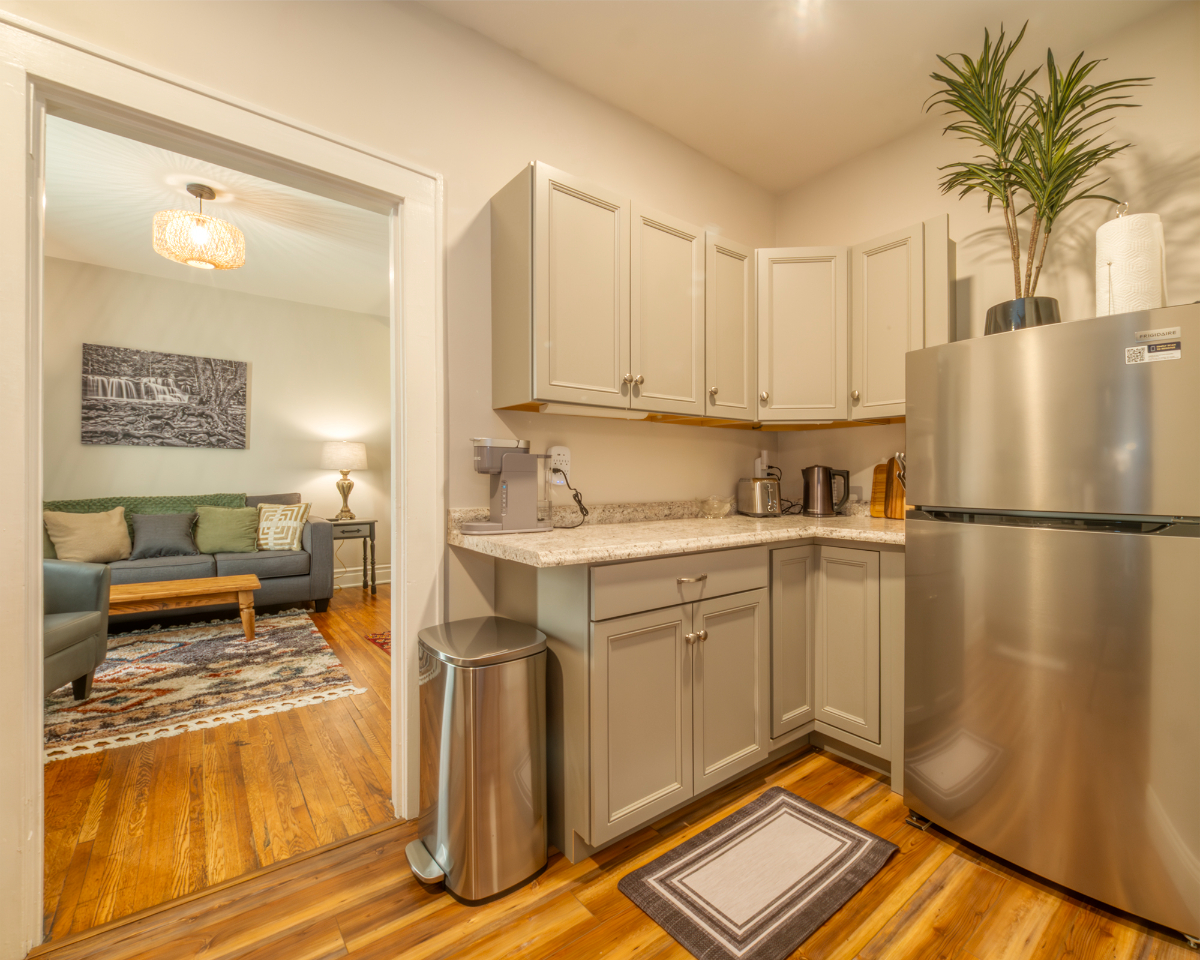 Two Twelve Temple Apartment 3 - Photo 4