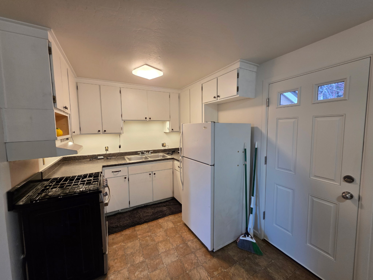 Spacious Duplex 2 bedroom one bath - Photo 2