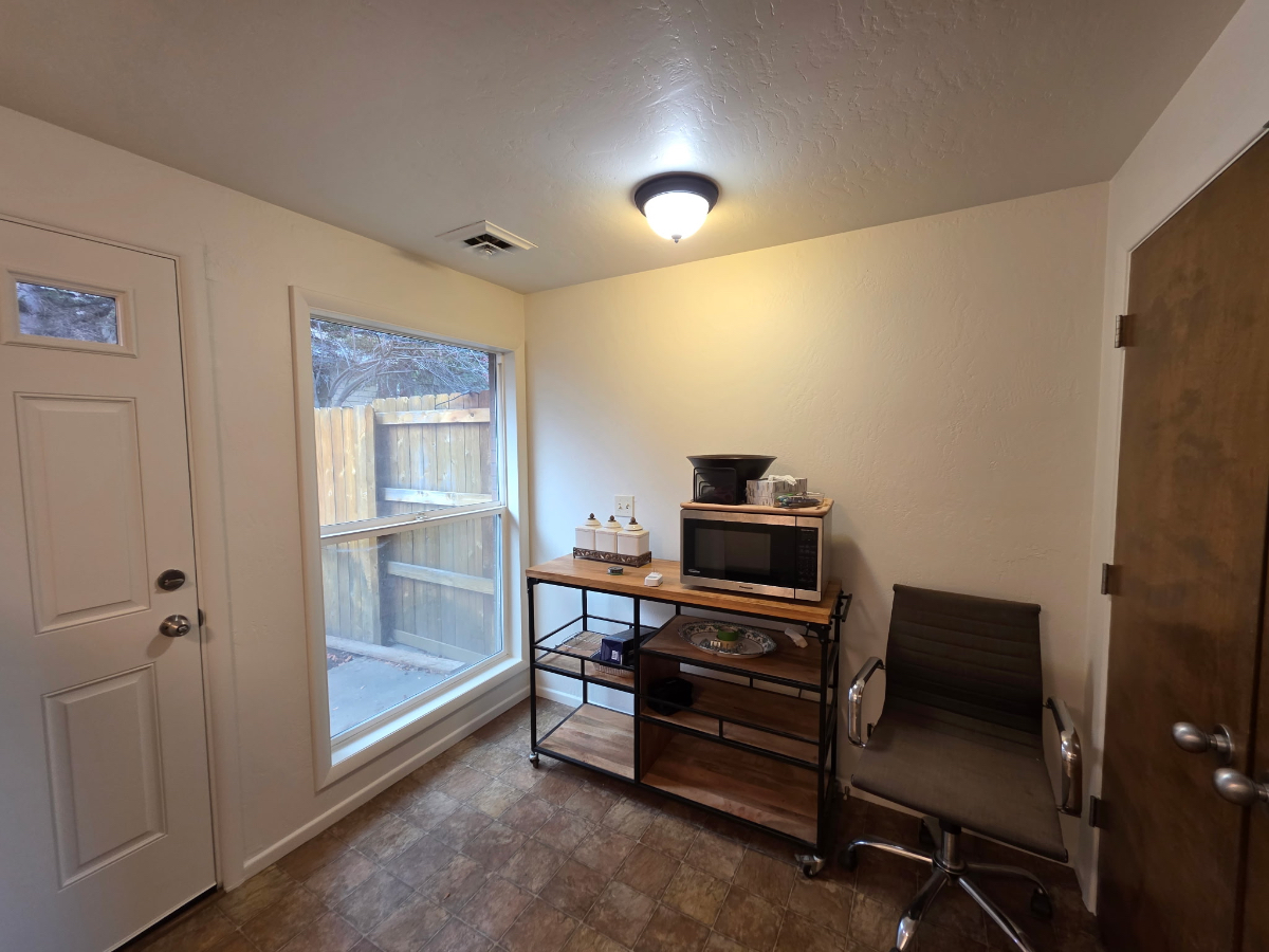 Spacious Duplex 2 bedroom one bath - Photo 3